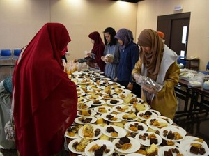 Guyubnya Menyiapkan Takjil di Hamamatsu Jepang
