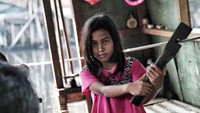 Lelah yang dirasakan Dian saat sedang menarik perahu eret tidak seberapa jika dibandingkan dengan semangatnya untuk tetap sekolah dan membantu orang tua.