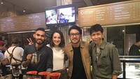 Selain hobi menikmati kopi, artis cantik kelahiran tahun 1989 ini juga piawai meracik kopi sendiri. Foto: Instagram @julstelle