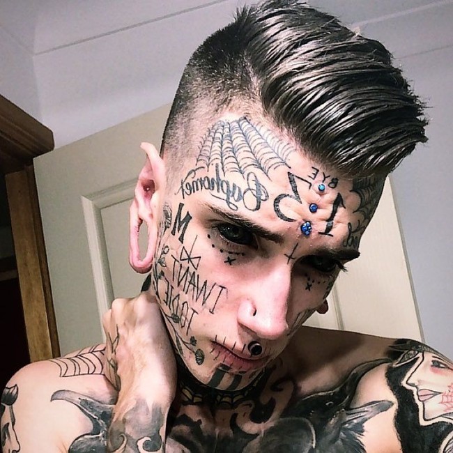 Ethan sudah tertarik dengan modifikasi tubuh sejak usianya 11 tahun. Ia memiliki tato pertamanya di usia tersebut. Foto: Instagram/@ethanmodboybramble