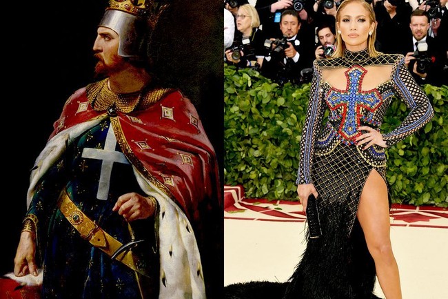 Jennifer Lopez sebagai Raja Richard I dengan lambang salib besar di dada. Foto: Ist.