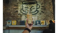 Take a break..grab some coffee, then chillaax, tulis Tarra Budiman dalam akun Instagramnya. Foto: Instagram @tarrabudiman