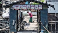 Perahu eret di Cilincing ini merupakan salah satu transportasi alternatif yang banyak digunakan oleh masyarakat di daerah tersebut. Saat teman-teman yang lain sibuk belajar dan bermain, ia justru memilih mencari rejeki untuk membantu orang tuanya.