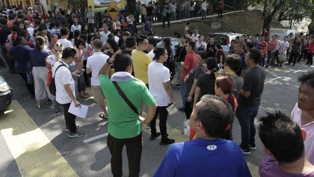 Antrean di Taman Bukit Serdang, Seri Kembangan, Selangor sempat ricuh