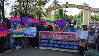Kami minta Istri Hamzah dan beberapa pegawai dan kepala cabang Abu Tours yang bertanggung jawab selama ini segera ditersangkakan. Aset-asetnya juga masih banyak yang belum disita. Kami ingin polisi segera menuntaskannya, kata perwakilan agen, Anugrah.