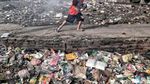 Foto: Lautan Sampah di Pinggir Rel Kereta Kampung Bahari Jakut