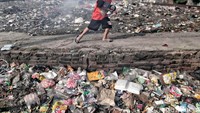 Buruknya sanitasi lingkungan di daerah ini tidak hanya membuat bau yang tidak sedap tetapi juga menjadi sarang penyakit bagi warga yang tinggal di sekitarnya.