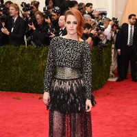 Busana dengan rok transparan dari Chanel lagi-lagi menjadi andalan Kristen Stewart di Met Gala 2014. (Foto: Getty Images)