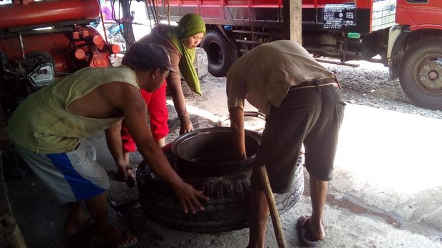Mengenal Sri Utami, Penambal Ban Perempuan di Jalur Pantura Kudus