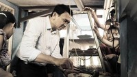 Warung nasi Ibu Ismail di Cipinang sopnya enak. Saya sampai nambah, tulis Ahok pada captions fotonya. Ia juga terlihat sedang mengambil sendiri sop dari dalam panci. Foto: instagram @basukibtp