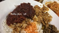 Rendang memang juara. Jangankan dagingnya, bumbu rendangnya aja sudah enak meskipun hanya dinikmati dengan nasi hangat saja. Foto: Instagram @anggiaay