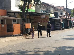 Permisi... Nenek Ini Dikawal Polisi Tembus Barikade Mako Brimob
