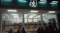 Bagian mukanya berupa dinding kaca lebar yang membuat isinya mudah terlihat dari luar bangunan. Sementara sisi kiri kanan dan belakangnya berupa dinding beton solid berwarna putih yang membentuk persegi. Pool/Hipmi.