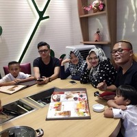 Momen kebersamaan keluarga Sule dan Lina beserta anak-anak mereka beberapa tahun lalu. Kala itu keduanya masih berstatus suami-istri. (Foto: Instagram)
