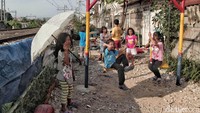 Berbagai macam mainan tersedia di taman bermain ini, diantaranya, perosotan, ayunan, dan jungkat-jungkit.
