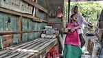 Berkenalan dengan Gadis Cilik Penarik Perahu Eret di Cilincing
