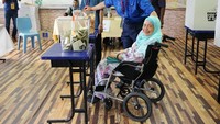 Usai menemani ibunya memilih, lewat akun Twitter-nya PM Najib mencuit Alhamdulillah selesai mengundi. Saya bawa Bonda Tun Rahah sekali buang undi tadi, walau dalam kerusi roda Bonda tetap semangat tunaikan kewajiban pada negara #PRU14 #HebatkanNegaraku (Foto: Reuters)