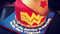 Dalam perceraian, sering kali wanita yang jadi korban. @thecakestress_vancouver merayakan perceraian dengan kue Wonder Woman ini. Foto: Istimewa