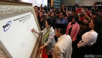 Megawati Soekarnoputri, BJ Habibie didampingi Duta Informasi Ilmiah Lembaga Ilmu Pengetahuan Indonesia Rieke Diah Pitaloka (kiri ke kanan) menandatangani komitmen bersama mendukung Indonesia menjadi negara industri berbasis riset dan inovasi nasional di Jakarta, Rabu (9/5/2018).