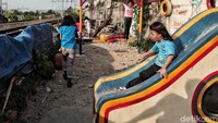 Meskipun berbahaya, anak-anak di daerah tersebut sangat gembira mengetahui mereka memiliki taman bermain baru.