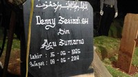 Berdasarkan pantauan detikcom di lokasi pemakaman, TPU Bantar Jati, Setu, Jakarta Timur, Rabu (9/5/2018), jenazah tiba di pemakaman sekitar pukul 20.00 WIB. Tak berapa lama, upacara pemakaman mulai digelar.  (Foto: Samsudhuha Wildansyah/detikcom)