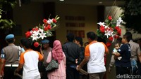 Dua buah karangan bunga dikirimkan ke RS Polri.