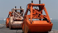 Pelabuhan JIIPE terletak di Selat Madura dan memiliki kedalaman 16 low water spring (LWS).