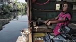 Berkenalan dengan Gadis Cilik Penarik Perahu Eret di Cilincing