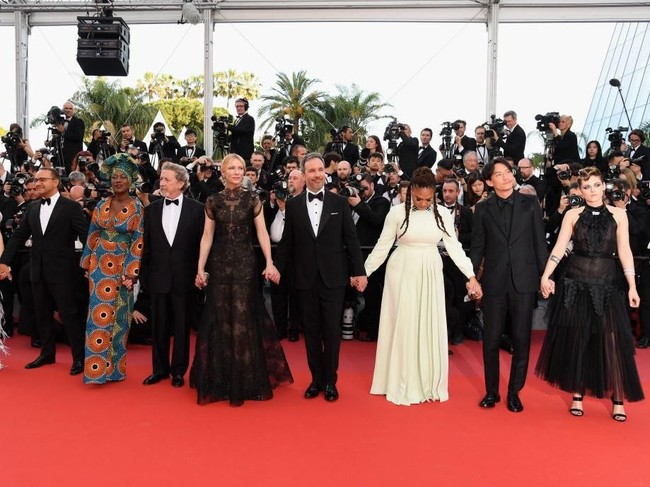 Alasannya baru terungkap baru-baru ini. Rupanya, Cata Blanchett, yang ditunjuk sebagai juri festival film internasional tersebut, rela pakai gaun bekas demi kelestarian lingkungan. (Foto: Getty Images)