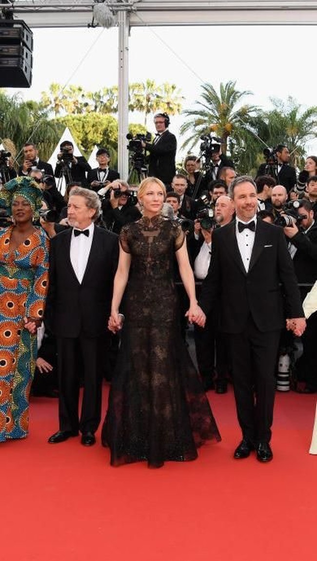 Cate Blanchett menunjukkan batang hidungnya di malam pembukaan Cannes Film Festival 2018, Selasa (8/5/2018). Ia didapuk sebagai juri di festival film internasional bergengsi itu. (Foto: Getty Images)