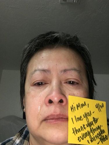 Menyentuh Hati, Foto Ibu yang Nangis Ditinggal Putrinya Merantau Ini Viral