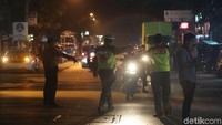 Pengalihan arus dilokasi sekitar pun dilakukan sejak semalam hingga dinihari menjelang pagi.