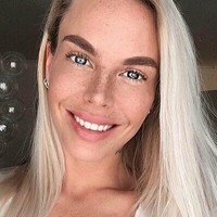 Selain wajah cantik, wanita 34 tahun tersebut memukau banyak orang karena kaki jenjangnya yang sangat panjang, Dilansir Metro, panjang kaki Ia Ostergen hingga 40 inci atau sekitar 101 cm. Foto: Instagram Ia Ostergren