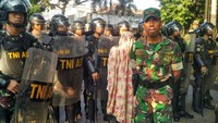 Foto: Puluhan aparat TNI berseragam loreng siaga di lokasi aksi untuk melakukan pengamanan. Fotografer: Carlo Venansius Homba/detikcom