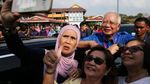 Foto: Bersama Ibunya yang Berkursi Roda, PM Najib Datang ke TPS