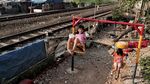 Taman Bermain di Pinggir Rel Kereta Api, Aman atau Berbahaya?