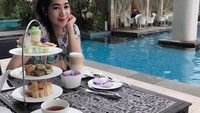 Afternoon tea, with ocean view, tulis Erin. Ia menikmati santai sore ditemani teh dan kudapan gurih di sebuah hotel mewah di Bali. Foto: Instagram erintaulany