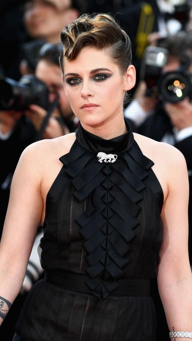 Di saat deretan selebriti papan atas menghadiri Met Gala 2018 di New York City, Senin (7/5/2018), Kristen Stewart justru memilih absen. Bintang Twilight itu ternyata berada di kota pantai Cannes, Prancis, untuk menghadiri Cannes Film Festival 2018. (Foto: Getty Images)