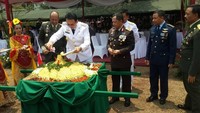 Dalam acara HUT TNI ke 70, Ahok berkesempatan memotong nasi tumpeng nih. Potongan pertamanya diberikan pada Pandam Jaya, Kapolda Metro Jaya.  Foto: instagram @basukibtp