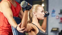 Latihan beban kelima adalah dumbbell shoulder press yang merupakan variasi dari dumbbell chest press. Di sini Anda perlu mengulurkan tangan ke atas dan membawanya kembali ke bahu. Foto: Thinkstock