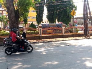Mobil Ambulans Keluar-Masuk RS Bhayangkara