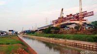 Secara spesifik pengerjaan yang dilakukan yaitu meliputi pemasangan tiang pancang atau pemancangan, footing, kolom, memasang kepala tiang atau pierhead, erection girder dan cor slab.