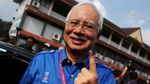 Foto: Bersama Ibunya yang Berkursi Roda, PM Najib Datang ke TPS