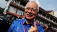 Usai menggunakan hak suaranya, PM Najib menunjukkan jarinya yang bertinta (Foto: Reuters)