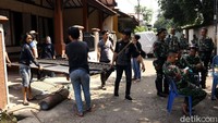 Warga mulai meninggalkan rumah di Kompleks Kodam, Rabu (9/5/2018).