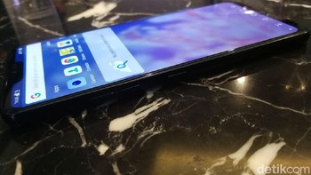 Apa ini notch? Aku bilang ini bukan notch. Ini berbeda dengan iPhone X dan smartphone lainnya. Anda bahkan bisa menggunakannya atau tidak, terang Jang. (Foto: detikINET/Muhammad Alif Goenawan)