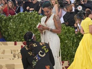 Super Romantis, Rapper Ini Lamar Kekasihnya di Karpet Merah Met Gala