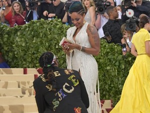 Super Romantis, Rapper Ini Lamar Kekasihnya di Karpet Merah Met Gala