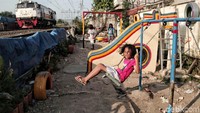 Meskipun berbahaya karena letak taman bermain ini persis di sebelah rel kereta api yang masih aktif, tetapi bagi anak-anak tersebut kereta api yang melewati rel itu adalah hiburan tambahan bagi mereka di saat bermain.