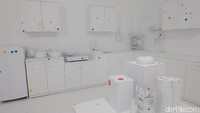 Di ruangan ini, siapapun boleh memasang stiker polkadot aneka warna yang disebut dengan The Obliteration Room.  Foto: Tia Agnes/ detikHOT